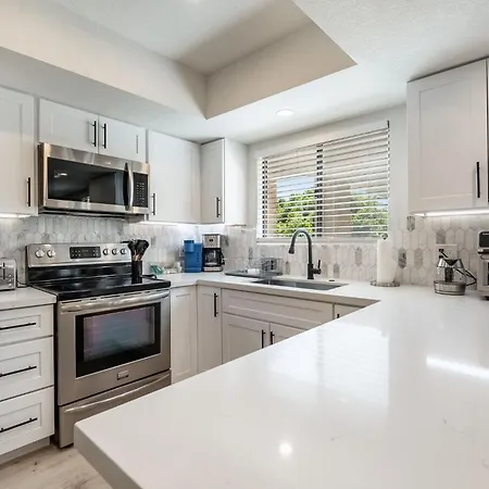 New Modern Apt, Vacation Or Long Stay